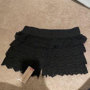 Black lace elastic short
